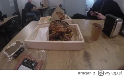 krucjan - Wczorajszy posiłek:
Burger ze stekiem z jelenia.

#jedzenie #burger #jedzzk...