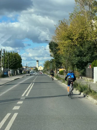 ovsky - O co chodzi z tymi pedalarzami w Piasecznie? Obok ścieżka rowerowa na całej d...