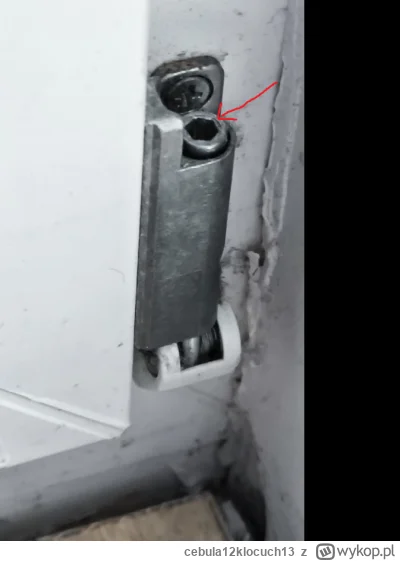 cebula12klocuch13 - Próbuję wyregulować drzwi balkonowe bo obcierają o próg (i tym sa...