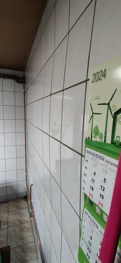 hukot - Wybrzuszyło mi płytki w kotłowni. Ma ktoś pomysł jak je przytwierdzić z powro...