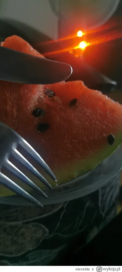 vieveble - Jem arbuza nożem i widelcem