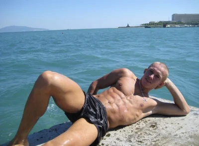 PanMaglev - Pierwszy raz na betonowej plaży w Chorwacji vibe.

#teczowepaski