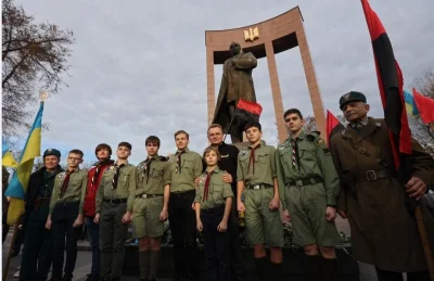 Barakun91 - #ukraina #wojna
Mer Lwowa wraz z pomnikiem swojego idola