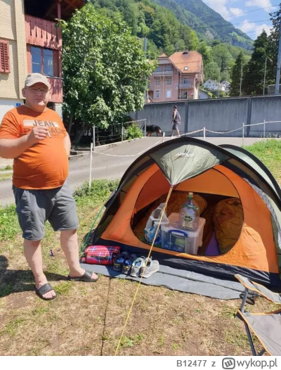 B12477 - Synek powiedz mi, po co te trzysta dolka płacić? Wyśpimy się tu jak króle!

...