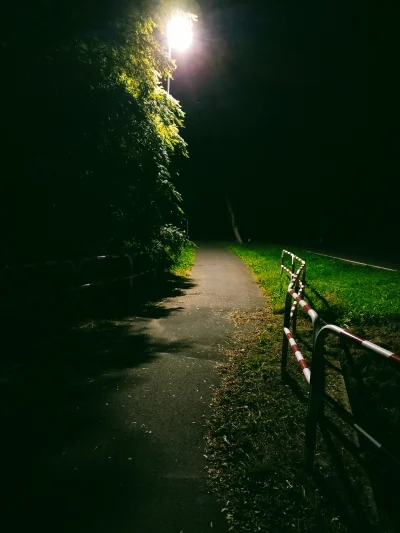 nervous_breakdown - Chłop wstał i poszedł, żeby uciec przed myślami niedobrymi

#spie...