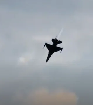 Rad-X - Kiedy dojrzałeś 5 złotych leżące na pasie startowym

#airshow #lotnictwo #heh...