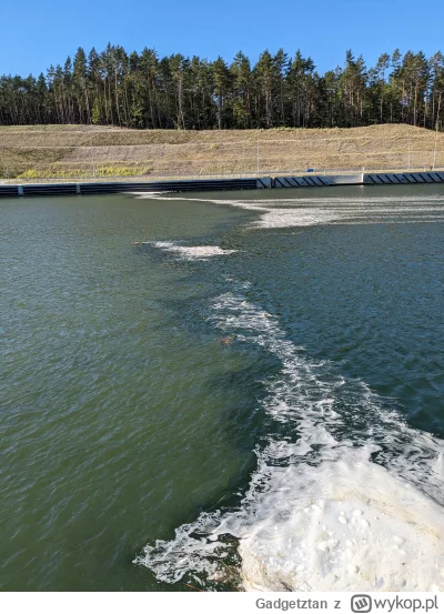 Gadgetztan - Zdjęcie z przekopu mierzei chwilę po otwarciu śluzy. Widać różnicę pomię...