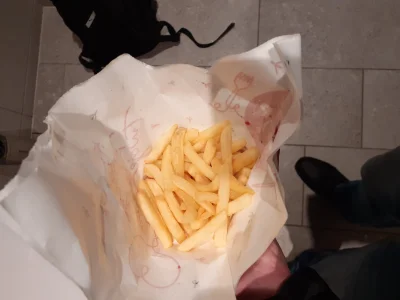 Ca_millo - Oski, Oliwier i Julka jedzą w McDonaldach czy innych barach przy stoliczka...