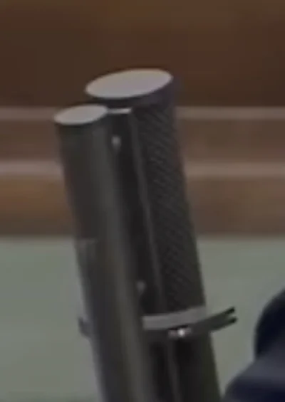 mk321 - @folwgnag94: zobacz na dziurki. To są mikrofony. Ewentualnie mogłyby być głoś...