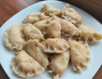 arinkao - Kto chce pierożka? Ruskie, nie rosyjskie ( ͡~ ͜ʖ ͡°)
#arinkaofood

#gotujzw...