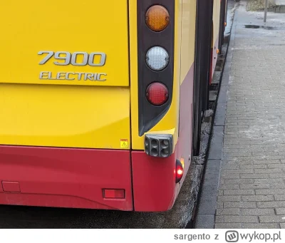sargento - #samochody #autobusy 
Co to za czarny element z tyłu autobusu? Po lewej st...
