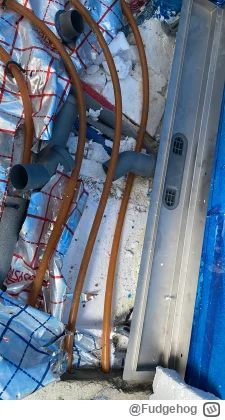 Fudgehog - #budujzwykopem 
Fachura od podłogówki tak spie* robotę że szkoda gadać. Ru...