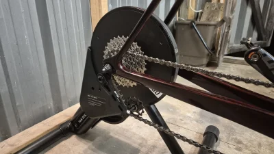 4x80 - @jagodowy_krol: W szosowej ramie? Nie ma szans nawet ze sztuczkami. Dobra, DIY...