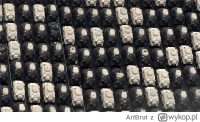 ArtBrut - W sumie cała partia sprzętu wojskowego, która dotarła do portu liczy 440 wo...