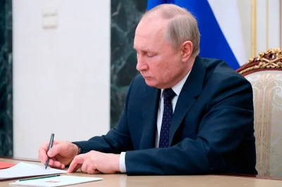 LewCyzud - Putin właśnie podpisuje dekret nakazujący rozwiazanie umów z farmami troll...