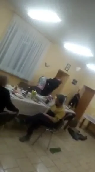 sebastian-bachan - #bystrzaktv Zobaczcie co zrobiła mama szczoszka na imprezie firmow...