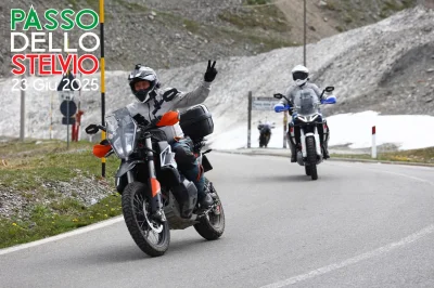 AdamES - @czteroch siedzą ludzie robią zdjęcia i potem to sprzedaja