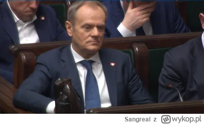 Sangreal - Szacunek do Tuska, że słucha tego p---------a z p---r face. Nawet mu brewk...