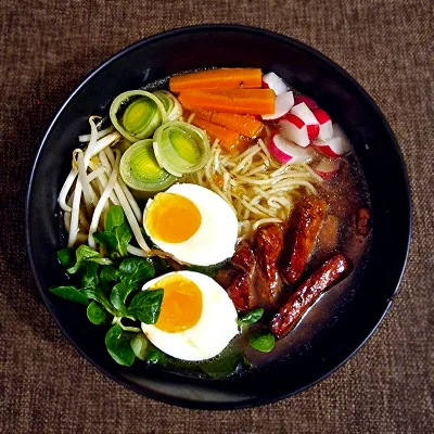 halucyna - Pseudo Ramen, czyli rosół z dodatkami

dodatki: schab teriyaki, roszponka,...