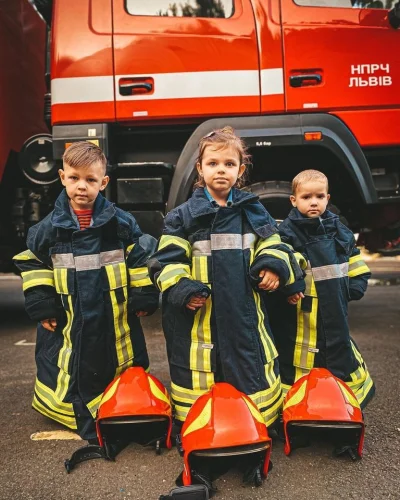yosemitesam - #rosja #ukraina #wojna #lwow #strazpozarna #dzieci 
Lwowska straż pożar...
