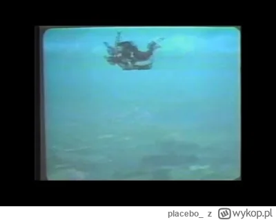 placebo_ - 1988 r., skoczek spadochronowy Ivan Lester McGuire wyskakuje z samolotu i ...