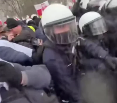 X.....x - Uśmiechnięta policja tuska 
#protest #protestrolnikow #sejm #polityka #zami...