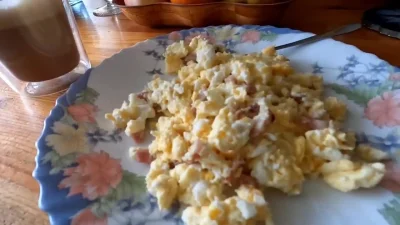 krzychuu3 - >zimną jajówę z boczkiem

@MistrzCietejRiposty: jajecznicę z jajkami czyl...