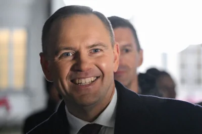 Gienek-Kielbasa - Uśmiecha się, więc lewak!
#polityka