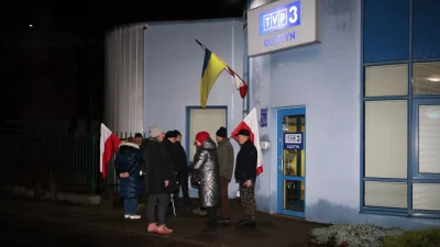 KasjuszHasta - #tvpis POTEZNA manifestacja w obronie TVP pod oddziałem w Olsztynie