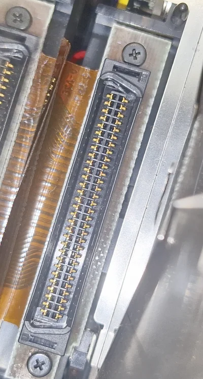 Nooleus - laptop ma dysk na takim złączu. Wygląda jak SCSI ale ma 60 a nie 68 pinów. ...