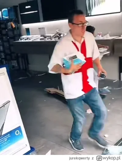 jurekqwerty - ten pan ma koszulkę z flagą Anglii więc na pewno jest patriotą i po pro...