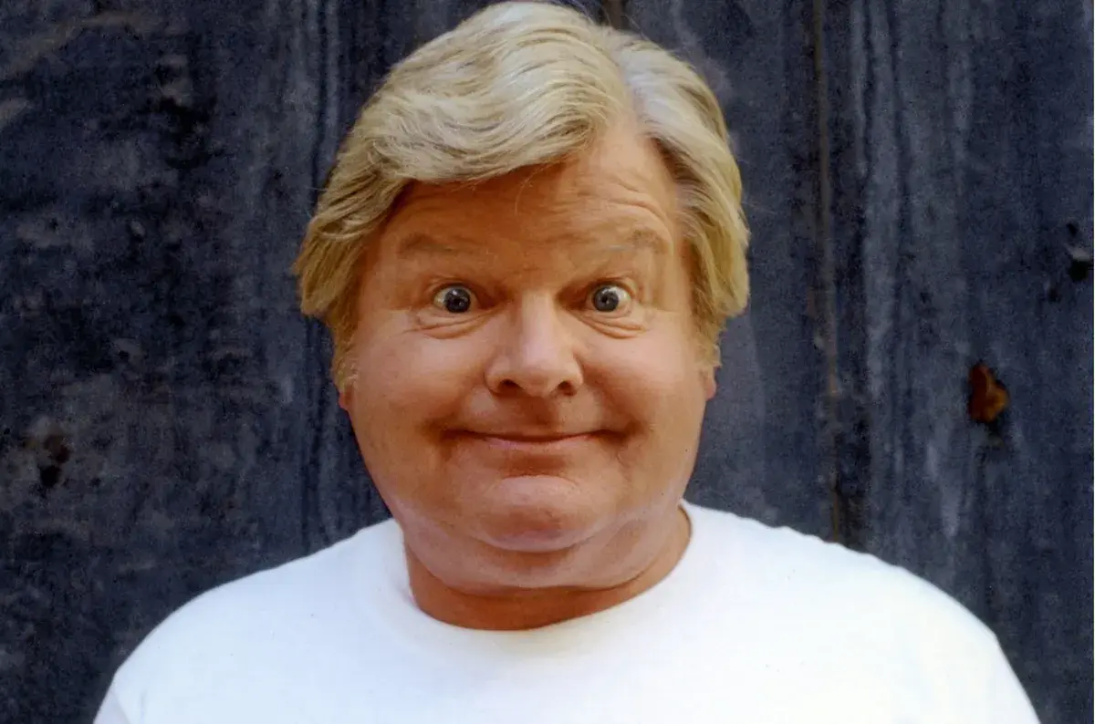 LoginZajetyPrzezKomornika - @PROponujek: Wygląda jak Benny Hill ( ͡° ͜ʖ ͡°).