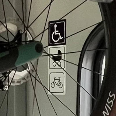takie-inne-uczucie - @adGilgamesh: Tak, to miejsce do wieszania wózków inwalidzkich X...
