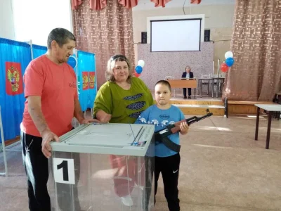 Kumpel19 - Nowosybirska Komisja Wyborcza opublikowała zdjęcie dziecka z zabawkowym ka...