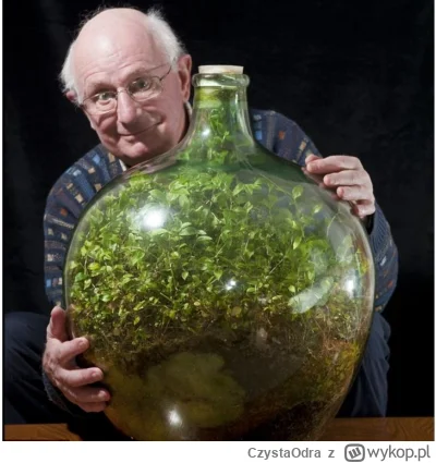 CzystaOdra - Na zdjęciu. 80-letni brytyjczyk ze swoim "butelkowym ogrodem". Zasadził ...