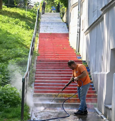 okoboji - ktoś obsrane kolorowe schody, które były fajne 5 lat temu ale farba poodcho...