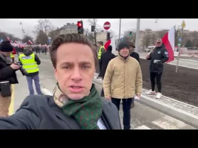 plemo - Czaicie to, typ się wkleił na green screenie na protesty. 
#bosak #konfederac...