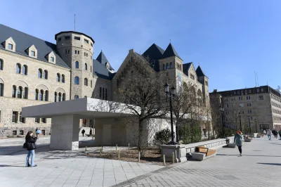 Morf - >betonowej budki CPN

@bombel321: może i wyszło brzydko ale za to też drogo. M...