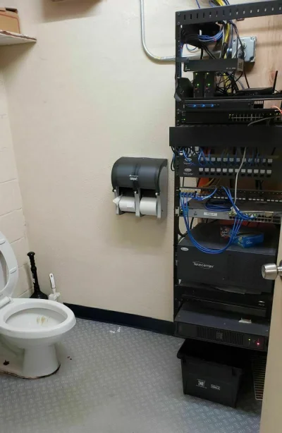 HardWax - Ultra rzadkie zdjęcie serwerowni wykopu ( ͡° ͜ʖ ͡°)

#heheszki