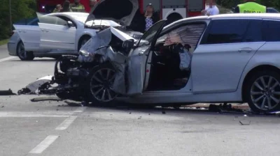 Rst00 - > jedna osoba, pasażerka BMW, zmarła na miejscu. 

Ciekawe bo auto nie wygląd...