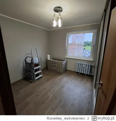 Rzewliwy_wykolejeniec - panele ciemny dąb, ściany szare nostalgiczny opał