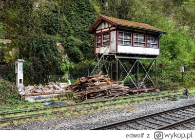 edwolf - @tomosano: a są przecież rozwiązania, ta zabytkowa budka w Calw groziła zawa...