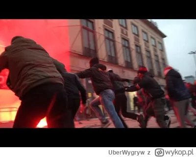 UberWygryw - @Hrabia_Horeszko: 
 kiedy ostatni raz w Polsce były zamieszki, niszczono...
