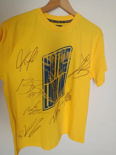 0000004522 - Trwa charytatywna licytacja wyjątkowej koszulki z podpisami mistrzów żuż...