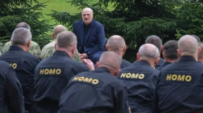 lologik - Na Białorusi dekretem Łukaszenki, każdy homoseksualista musi nosić na pleca...