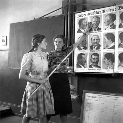 czykoniemnieslysza - Niemieckie uczennice podczas lekcji edukacji rasowej, 1943 r.

#...