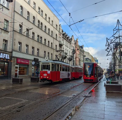 sylwke3100 - Stary tramwaj a może.

Czyli zabytkowy tramwaj specjalnej linii tramwajo...