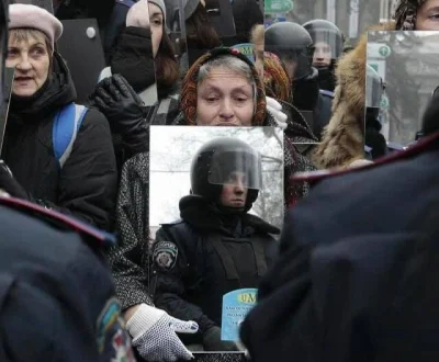 Kumpel19 - Protestujący trzymają lustra przed siłami bezpieczeństwa, Kijów, 2014 rok....