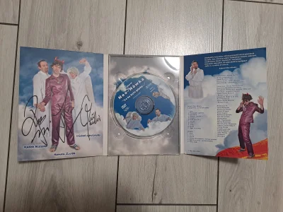 Altru - #kabaret 

Na targu staroci kupiłem taka płytę DVD z autografami. Można jakoś...
