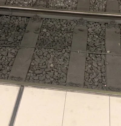 lvbie_placki - kiedyś myślałem że te tory wysypują węglem a to po prostu brudny kamie...